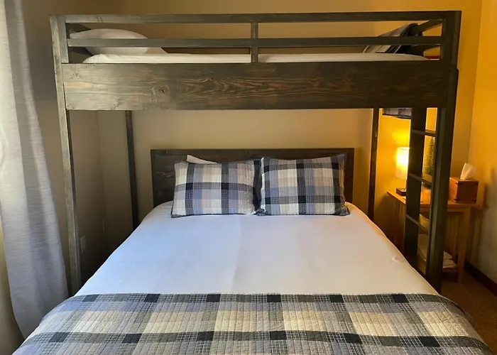 Das Bavarian Condo, 5 Star Ground Floor Unit, Walk To Town, Sleeps 6