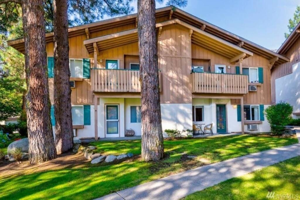 Сasa de vacaciones Bavarian Condo, 5 Star Ground Floor Unit, Walk To Town, Sleeps 6 *